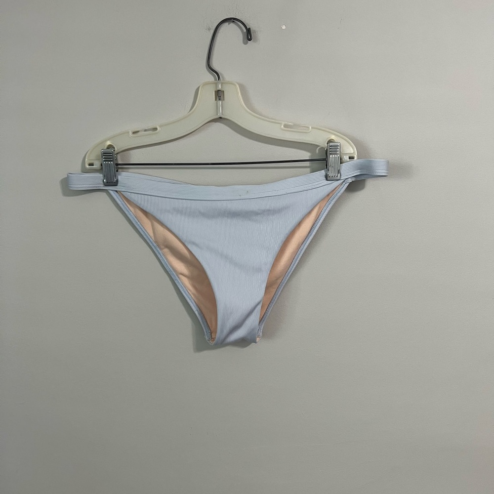 Bikini - Picture 3 of 4